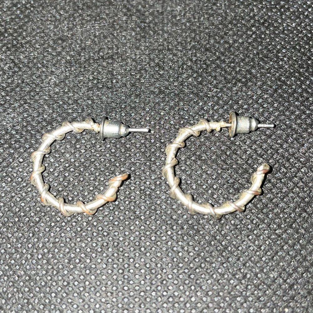 Small hoop earrings - Picture 3 of 3